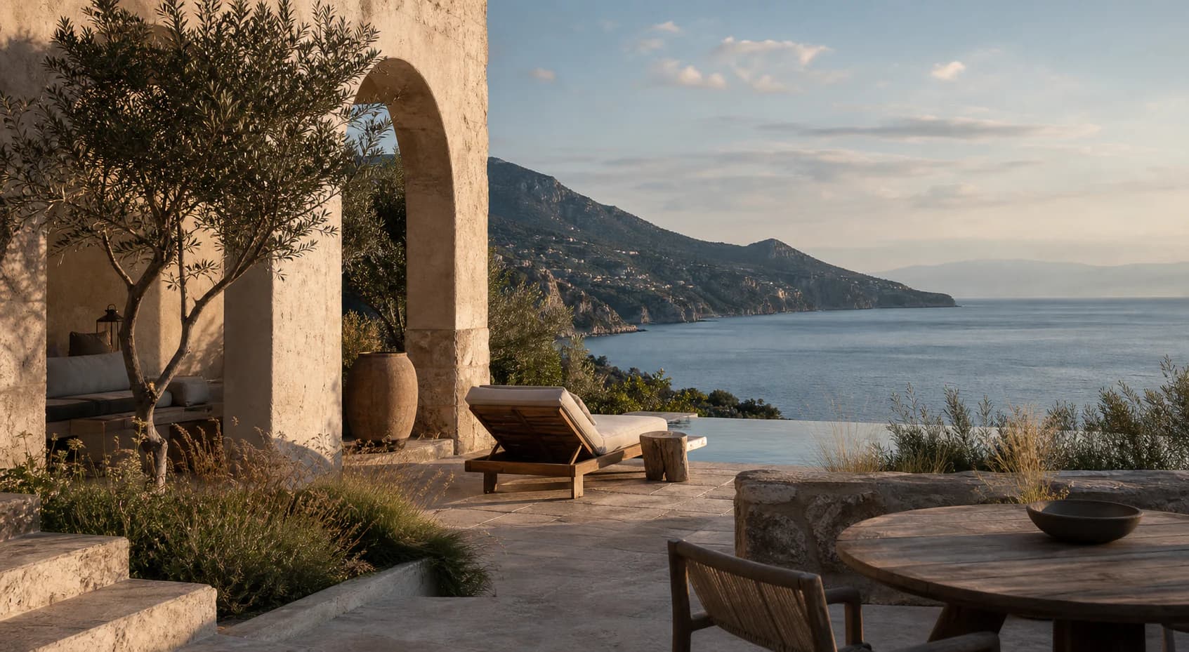 Terrazza di hotel costiero affacciata sul mare