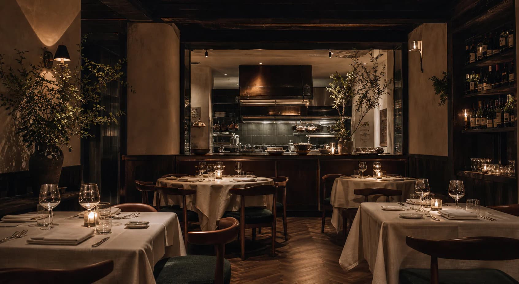 Sala ristorante contemporanea in luce serale